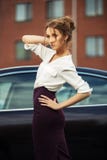 Młoda mody biznesowa kobieta obok jej samochodu fotografia stock Młoda mody biznesowa kobieta obok jej samochodu fotografia stock