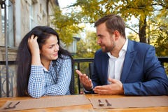 Młoda para opowiada w kawiarni _ zdjęcia stock Młoda para opowiada w kawiarni _ zdjęcia stock