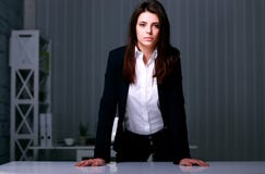 Młoda piękna bizneswoman pozycja blisko stołu zdjęcia stock Młoda piękna bizneswoman pozycja blisko stołu zdjęcia stock