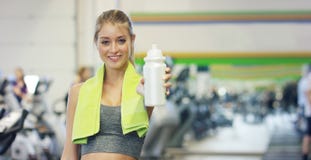 Młoda piękna dziewczyna w gym, stojaki ono uśmiecha się z ręcznikiem na jej ramieniu po trenowania i relaksującym Pojęcie: kochać zdjęcia royalty free Młoda piękna dziewczyna w gym, stojaki ono uśmiecha się z ręcznikiem na jej ramieniu po trenowania i relaksującym Pojęcie: kochać zdjęcia royalty free