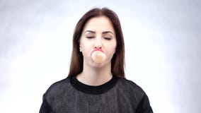 Młoda piękna kobieta z pięknego uśmiechu podmuchowym bubblegum Biały tło swobodny ruch zdjęcie wideo Młoda piękna kobieta z pięknego uśmiechu podmuchowym bubblegum Biały tło swobodny ruch zdjęcie wideo