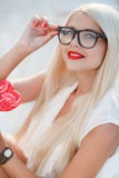 Młoda seksowna blondynki kobieta z sercem kształtował lizaka fotografia stock Młoda seksowna blondynki kobieta z sercem kształtował lizaka fotografia stock