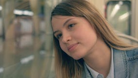 Młoda Szczęśliwa Kaukaska kobiety jazda W wagon metra falowaniu Do widzenia zbiory wideo Młoda Szczęśliwa Kaukaska kobiety jazda W wagon metra falowaniu Do widzenia zbiory wideo