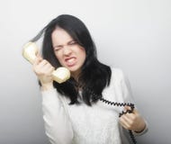 Młoda szczęśliwa kobieta z rocznika telefonem zdjęcia stock Młoda szczęśliwa kobieta z rocznika telefonem zdjęcia stock