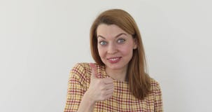 Młoda szczęśliwa rozochocona kobieta pokazuje kciuk up zbiory Młoda szczęśliwa rozochocona kobieta pokazuje kciuk up zbiory