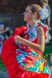 Młoda tancerz dziewczyna od Puerto Rico w tradycyjnym kostiumu obrazy stock Młoda tancerz dziewczyna od Puerto Rico w tradycyjnym kostiumu obrazy stock