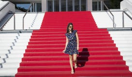 Młoda turystyczna kobieta na czerwonym chodniku w Cannes, Francja Schodki sława Obraz Stock Młoda turystyczna kobieta na czerwonym chodniku w Cannes, Francja Schodki sława Obraz Stock