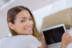 Młoda ładna kobieta używa laptop na kanapie obraz royalty free Młoda ładna kobieta używa laptop na kanapie obraz royalty free