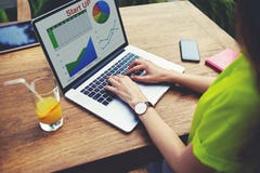 Młoda żeńska przedsiębiorca praca z statystyki dane i analizować występem zdjęcia stock Młoda żeńska przedsiębiorca praca z statystyki dane i analizować występem zdjęcia stock