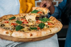 Młode kobiety je świeżą piec pizzę wpólnie obraz stock Młode kobiety je świeżą piec pizzę wpólnie obraz stock