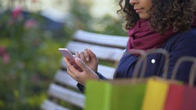 Młode shopaholic scrolling strony na smartphone, robić rozkazuje online, zakupy zbiory wideo Młode shopaholic scrolling strony na smartphone, robić rozkazuje online, zakupy zbiory wideo
