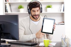 Młodego biznesmena słuchająca muzyka obraz stock Młodego biznesmena słuchająca muzyka obraz stock