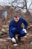 Młodego człowieka flancowania zimy czosnek zdjęcie stock Młodego człowieka flancowania zimy czosnek zdjęcie stock