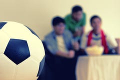 Młodego człowieka i starego człowieka ojca syna zegarka futbol fotografia royalty free Młodego człowieka i starego człowieka ojca syna zegarka futbol fotografia royalty free