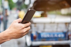 Młodego człowieka turysta lub przypadkowego biznesmena rozkazuje taxi przez taksówki zastosowania na smartphone w miasto ulicie, zdjęcia stock Młodego człowieka turysta lub przypadkowego biznesmena rozkazuje taxi przez taksówki zastosowania na smartphone w miasto ulicie, zdjęcia stock