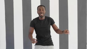Młodego modnisia przystojnego afroamerican murzyna hip hop dancingowy styl zdjęcie wideo Młodego modnisia przystojnego afroamerican murzyna hip hop dancingowy styl zdjęcie wideo