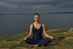 Młodej atrakcyjnej uśmiechniętej kobiety ćwiczy joga, siedzi w Przyrodnim Lotosowym ćwiczeniu, Ardha Padmasana poza fotografia stock Młodej atrakcyjnej uśmiechniętej kobiety ćwiczy joga, siedzi w Przyrodnim Lotosowym ćwiczeniu, Ardha Padmasana poza fotografia stock