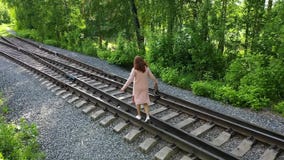 Młodej dziewczyny odprowadzenie na torach szynowych spacery w parku zbiory Młodej dziewczyny odprowadzenie na torach szynowych spacery w parku zbiory
