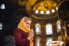 Młodej kobiety modlenie i odczucie harmonia, miłość w sercu obrazy stock Młodej kobiety modlenie i odczucie harmonia, miłość w sercu obrazy stock