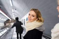 Młodej kobiety pozycja przy eskalatorem w Wiedeń metrze zdjęcie royalty free Młodej kobiety pozycja przy eskalatorem w Wiedeń metrze zdjęcie royalty free