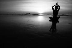 Młodej kobiety ćwiczy joga na dennej plaży Czarny i biały wysokiego kontrasta fotografia Fotografia Royalty Free Młodej kobiety ćwiczy joga na dennej plaży Czarny i biały wysokiego kontrasta fotografia Fotografia Royalty Free