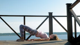 Młodej kobiety ćwiczy joga outdoors w lecie Zdrowy Styl ?ycia zbiory wideo Młodej kobiety ćwiczy joga outdoors w lecie Zdrowy Styl ?ycia zbiory wideo