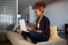 Młody amerykański afrykański żeński blogger pracuje daleko na cyfrowym netbook z interneta tekstem Afrykański kobiety copywriter obraz royalty free Młody amerykański afrykański żeński blogger pracuje daleko na cyfrowym netbook z interneta tekstem Afrykański kobiety copywriter obraz royalty free