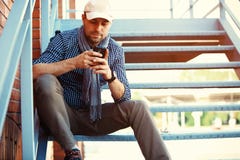 Młody biznesmena profesjonalista na smartphone odprowadzeniu w ulicznej używa app sms texting wiadomości na smartphone fotografia royalty free Młody biznesmena profesjonalista na smartphone odprowadzeniu w ulicznej używa app sms texting wiadomości na smartphone fotografia royalty free