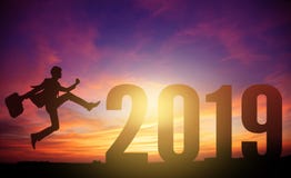 młody biznesowy mężczyzna skacze 2019 nowy rok fotografia stock młody biznesowy mężczyzna skacze 2019 nowy rok fotografia stock