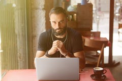 Młody Brodaty biznesmen Jest ubranym Czarnego Tshirt Pracującego laptopu Miastowej kawiarni Mężczyzna drewna stołu filiżanki kawy zdjęcia stock Młody Brodaty biznesmen Jest ubranym Czarnego Tshirt Pracującego laptopu Miastowej kawiarni Mężczyzna drewna stołu filiżanki kawy zdjęcia stock
