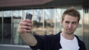 Młody człowiek bierze selfie w ulicie zdjęcie wideo Młody człowiek bierze selfie w ulicie zdjęcie wideo