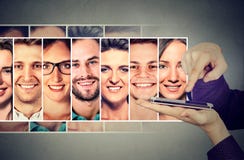 Młody człowiek dzwoni grupowych sms lub wysyła jego przyjaciele na smartphone zdjęcie royalty free Młody człowiek dzwoni grupowych sms lub wysyła jego przyjaciele na smartphone zdjęcie royalty free