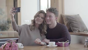 Młody człowiek i kobieta w restauraci na walentynki ` s dniu szczęśliwa para zbiory Młody człowiek i kobieta w restauraci na walentynki ` s dniu szczęśliwa para zbiory
