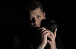 Młody człowiek jako fotografa portret odizolowywający na czerni zdjęcie royalty free Młody człowiek jako fotografa portret odizolowywający na czerni zdjęcie royalty free