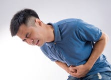 Młody człowiek ma stomachache zdjęcie stock Młody człowiek ma stomachache zdjęcie stock
