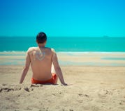 Młody człowiek na plaży obrazy stock Młody człowiek na plaży obrazy stock