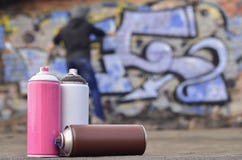 Młody człowiek psuje miasta ` s własność, nielegalnie rysuje vari obraz stock Młody człowiek psuje miasta ` s własność, nielegalnie rysuje vari obraz stock