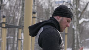 Młody człowiek robi ciągnienia up ćwiczeniu na zimy szkoleniu na sport ziemi zakończeniu up zbiory Młody człowiek robi ciągnienia up ćwiczeniu na zimy szkoleniu na sport ziemi zakończeniu up zbiory
