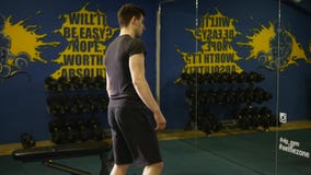 Młody człowiek robi ćwiczeniu w gym zbiory Młody człowiek robi ćwiczeniu w gym zbiory