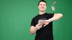 Młody człowiek rzuca pieniądze kamera dolarów zbiory Młody człowiek rzuca pieniądze kamera dolarów zbiory