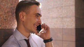 Młody człowiek sprawdza jego telefon pozycję na ulicie zbiory Młody człowiek sprawdza jego telefon pozycję na ulicie zbiory
