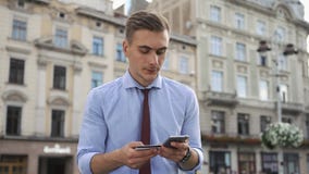 Młody człowiek sprawdza liczbę na kredytowej karcie zdjęcie wideo Młody człowiek sprawdza liczbę na kredytowej karcie zdjęcie wideo