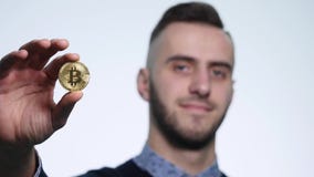 Młody człowiek z menniczym bitcoin zbiory wideo Młody człowiek z menniczym bitcoin zbiory wideo