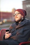 Młody człowiek z smartphone obrazy stock Młody człowiek z smartphone obrazy stock