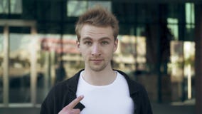 Młody człowiek zaskakiwał ciebie wybierał on zbiory Młody człowiek zaskakiwał ciebie wybierał on zbiory