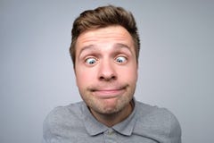 Młody europejski mężczyzna patrzeje na nosie Jego oczy są mrużącym spojrzeniem zdjęcia stock Młody europejski mężczyzna patrzeje na nosie Jego oczy są mrużącym spojrzeniem zdjęcia stock