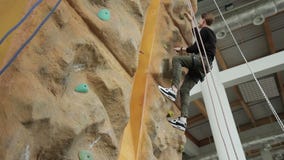 Młody facet pokazuje kobiet podstawy bouldering w sprawność fizyczna pokoju zbiory wideo Młody facet pokazuje kobiet podstawy bouldering w sprawność fizyczna pokoju zbiory wideo
