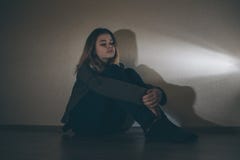 Młody kobieta w ciąży nieszczęśliwy z testem że chce mieć aborcję zdjęcie royalty free Młody kobieta w ciąży nieszczęśliwy z testem że chce mieć aborcję zdjęcie royalty free