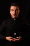 Młody księdza mienie i crypto biblia z bitcoin obrazy stock Młody księdza mienie i crypto biblia z bitcoin obrazy stock