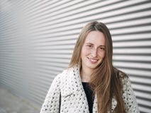Młody modny ubieram poważny caucasian kobiety pozować plenerowy na miastowym mieście zamazywał geometrycznego tła zimnego sezon zdjęcia stock Młody modny ubieram poważny caucasian kobiety pozować plenerowy na miastowym mieście zamazywał geometrycznego tła zimnego sezon zdjęcia stock